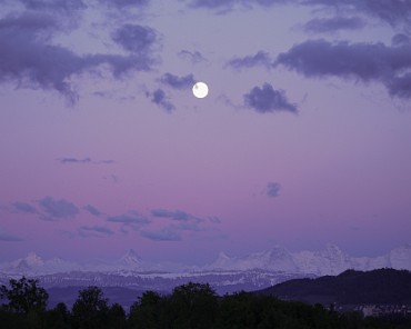 IMG_0237-2 Mond über den Alpen in Falschfarben aufgenommen. Die Kamera ist Astomodifiziert, der IR Sperrfilter wurde entfernt.