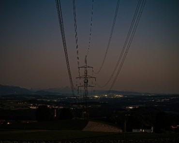 IMG_0268-ps-1-DeNoiseAI Blick Richtung Südwest, Hochspannungsleitung zwischen Bassecourt und Wasserkraftwerk Mühleberg, links daneben der Kamin vom KKW Mühleberg