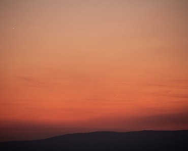 Moon meets Venus Einen Tag nach dem der Neumond die Sonne verfinstert hatte sieh man eine feine Sichel des Zunehmenden Mondes, links oben der Planet Venus